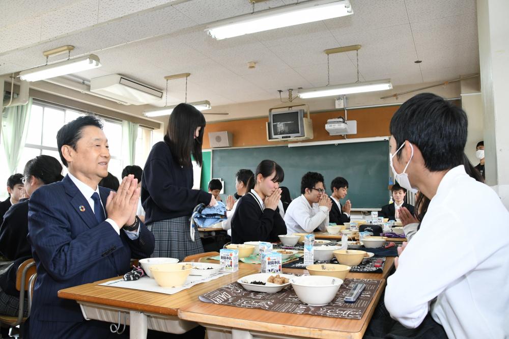 給食を食べる市長と生徒