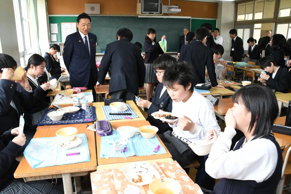 給食の様子を見学する市長