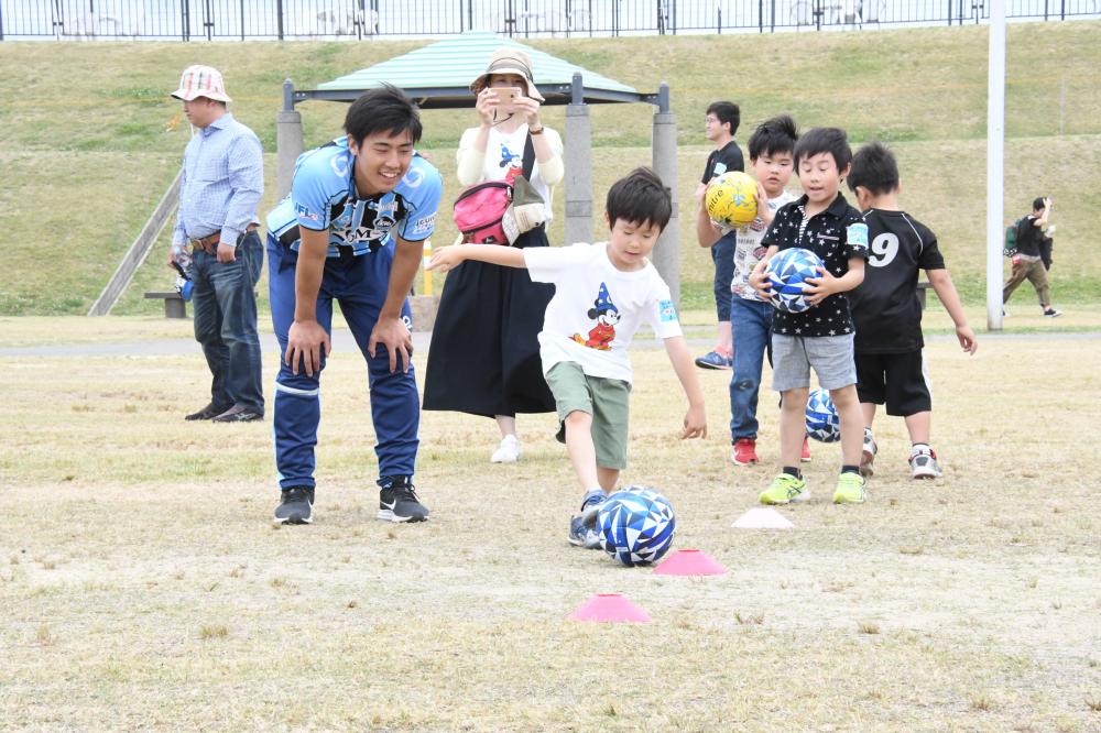 FC大阪の選手からレクチャーを受ける様子