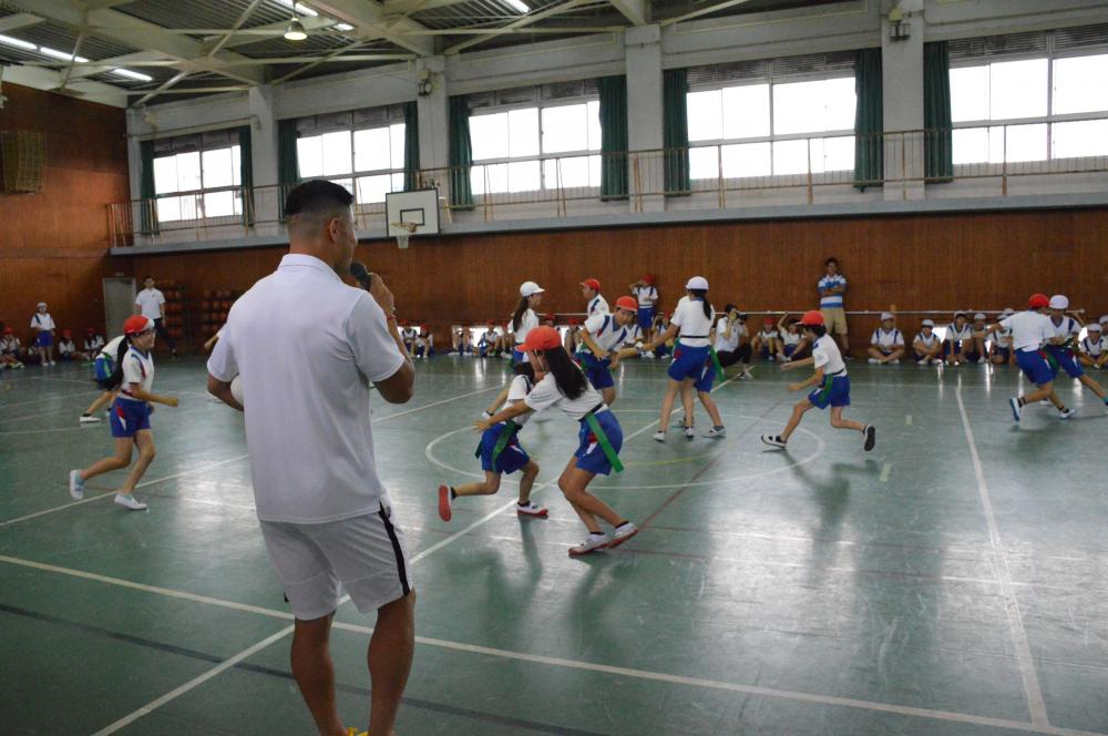 指導する山田選手