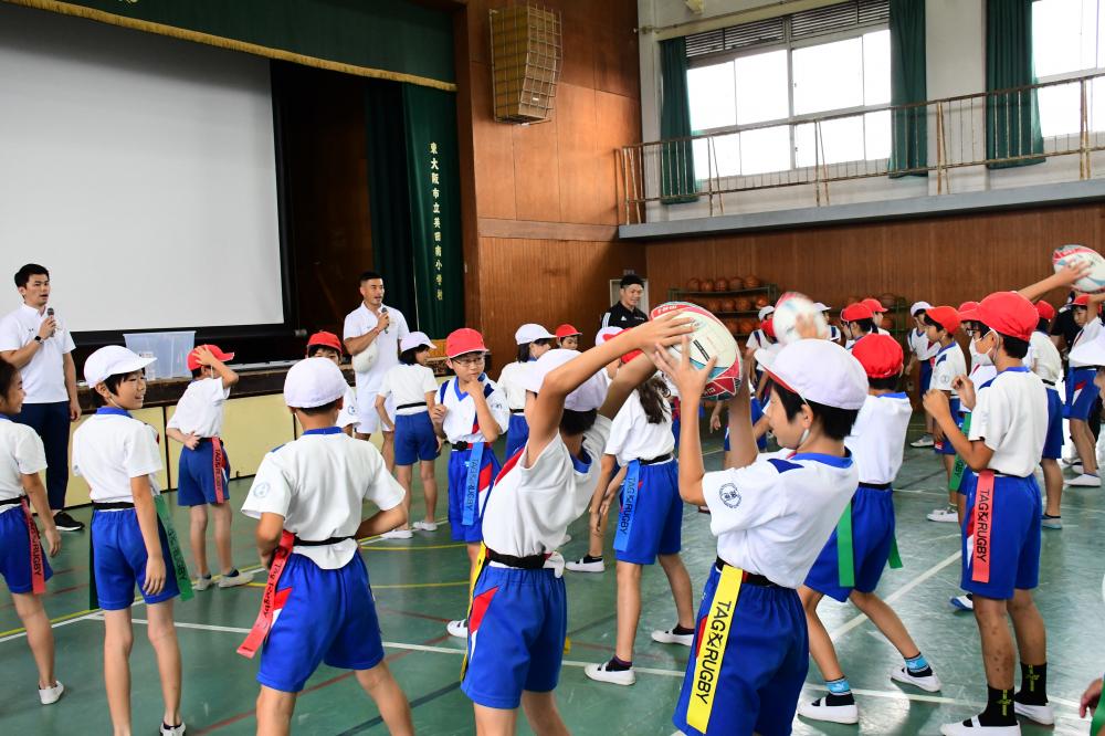 ボールを使ってゲームをする小学生