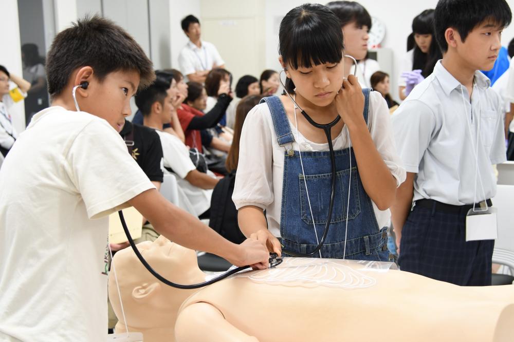 心音聴取の授業の様子