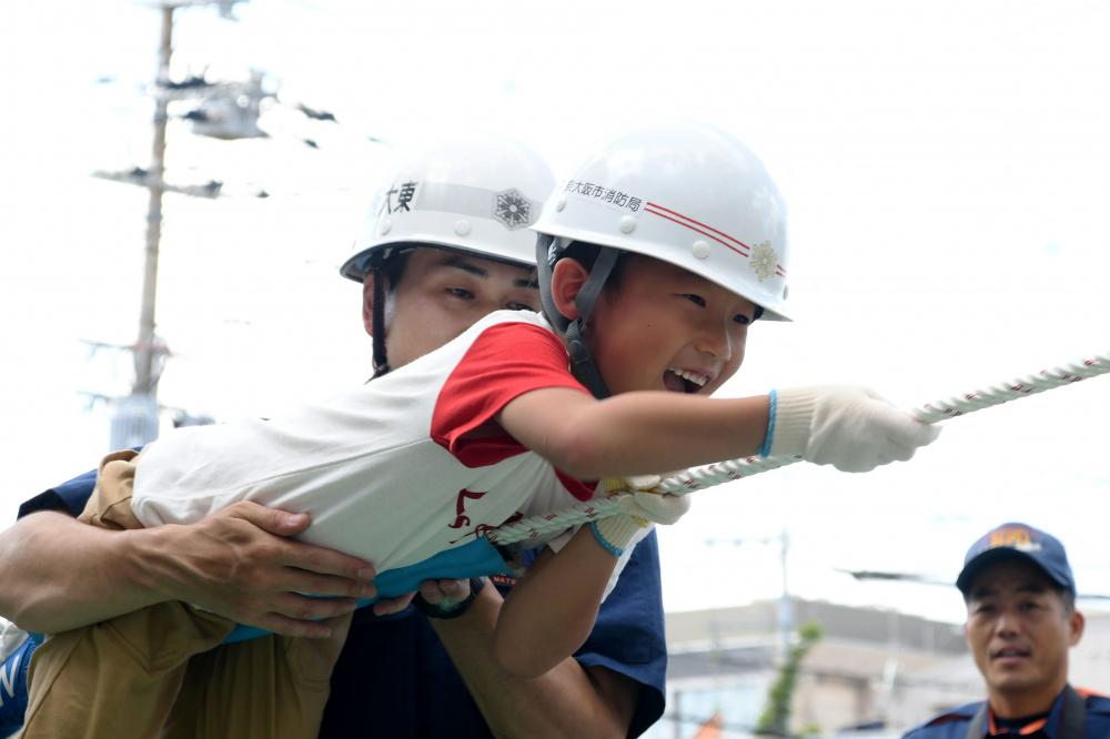 ロープ渡過体験の様子