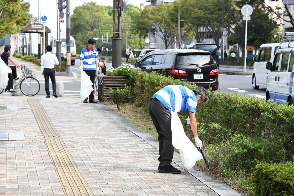 清掃活動をする市職員