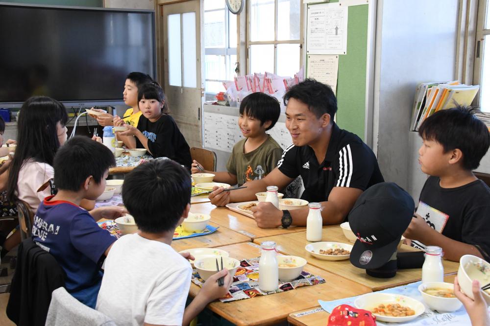 一緒に給食を食べる選手