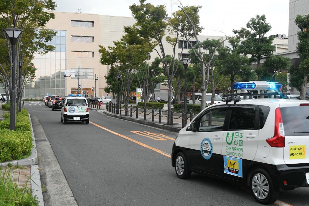 ステッカーを張り付けた車が業務に出る様子