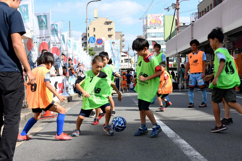 サッカーをする様子