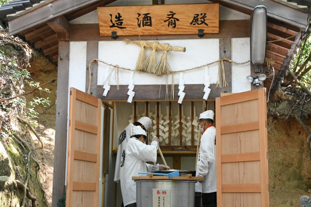 神事の様子(引き)