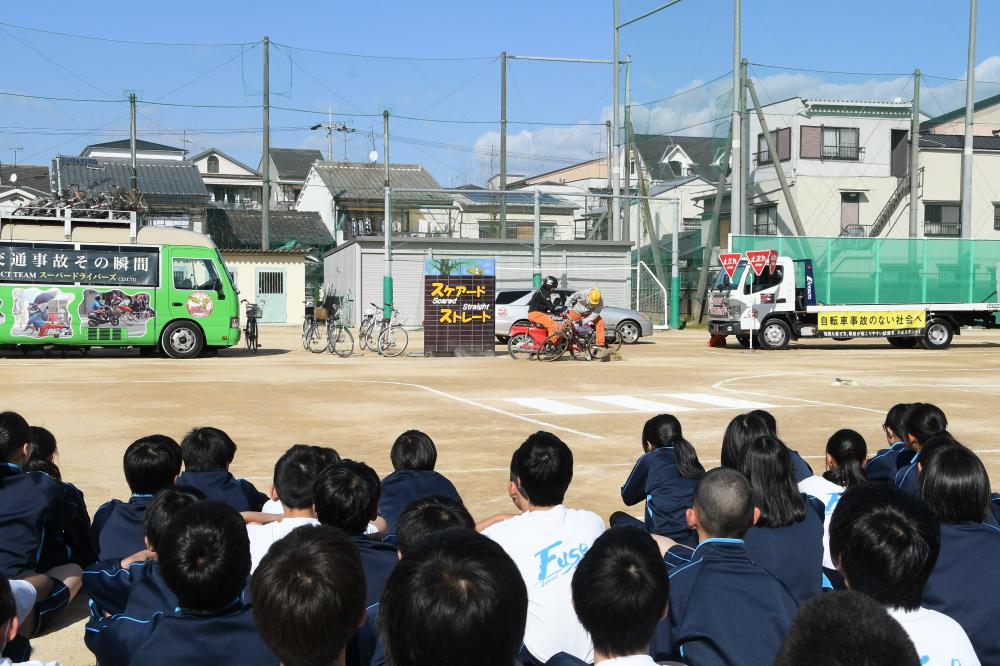 実演を見学する生徒たち