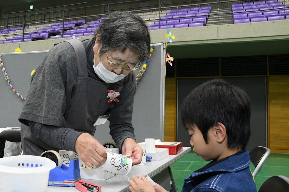 おもちゃ作り体験の様子