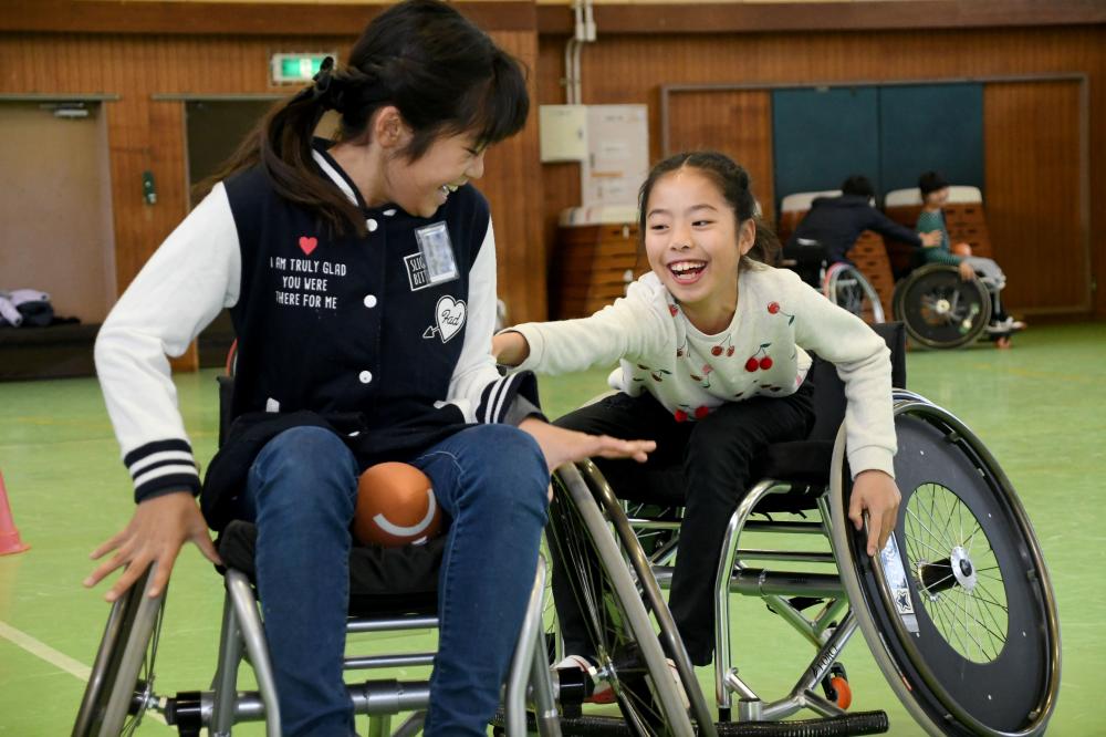 車いすスポーツに取り組む児童たち