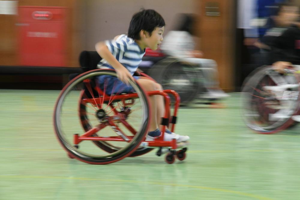 車いすに乗る様子