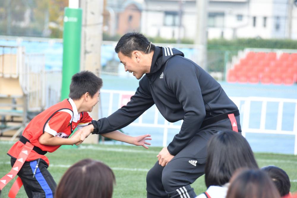 参加者と触れ合う五郎丸選手