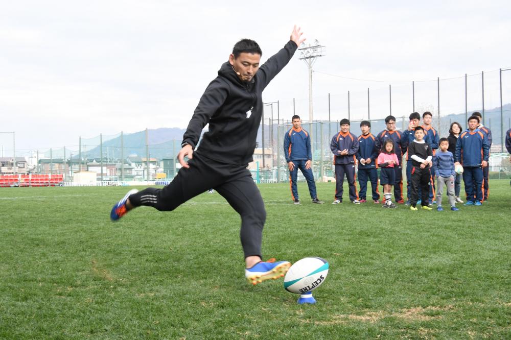 キックする五郎丸選手