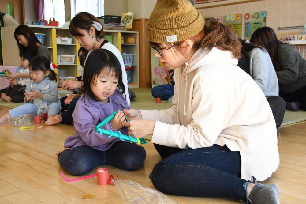 親と制作している様子