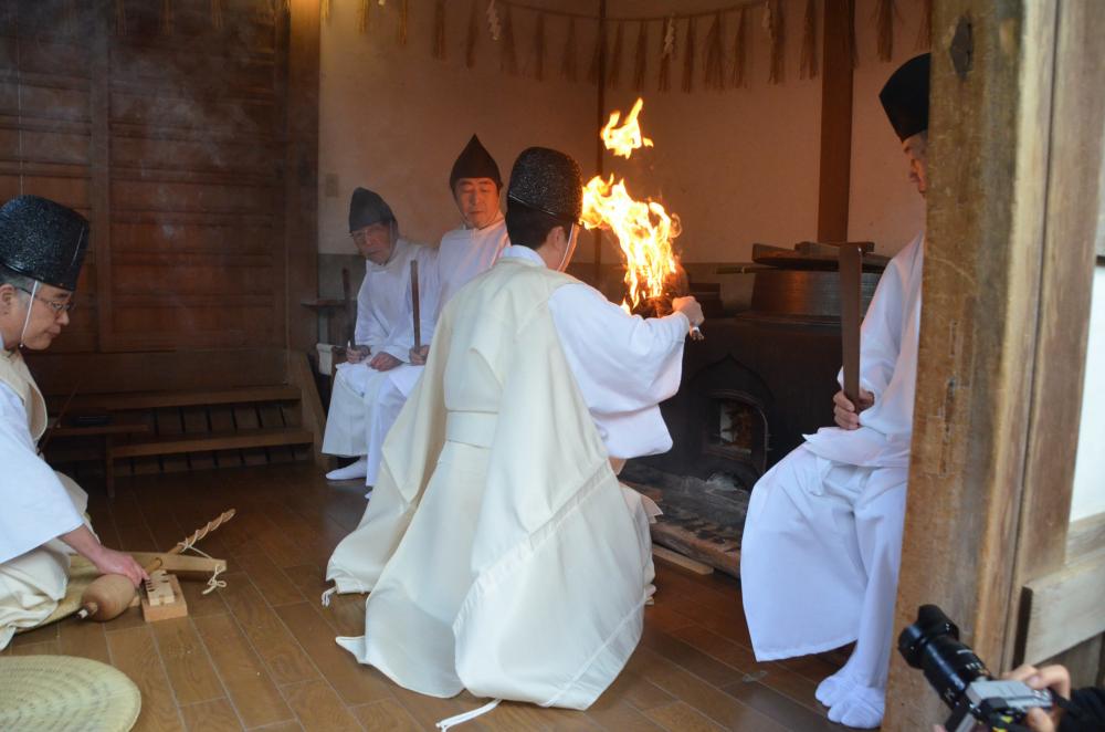 神事で火をたく様子