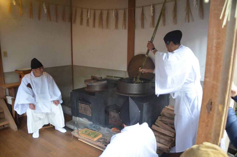 神事で粥をたく様子