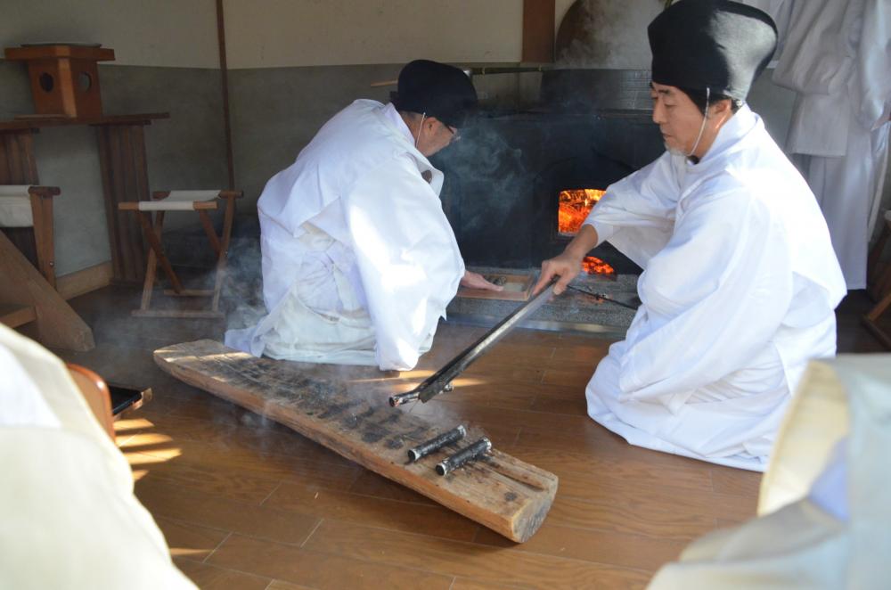 神事で木をくべる様子