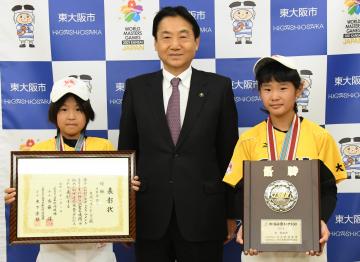 全日本女子学童軟式野球大会優勝報告市長表敬訪問の写真