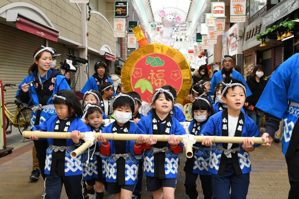 小学生のパレードの様子