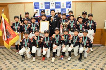 枚岡西小学校ソフトボール部市長表敬訪問の写真