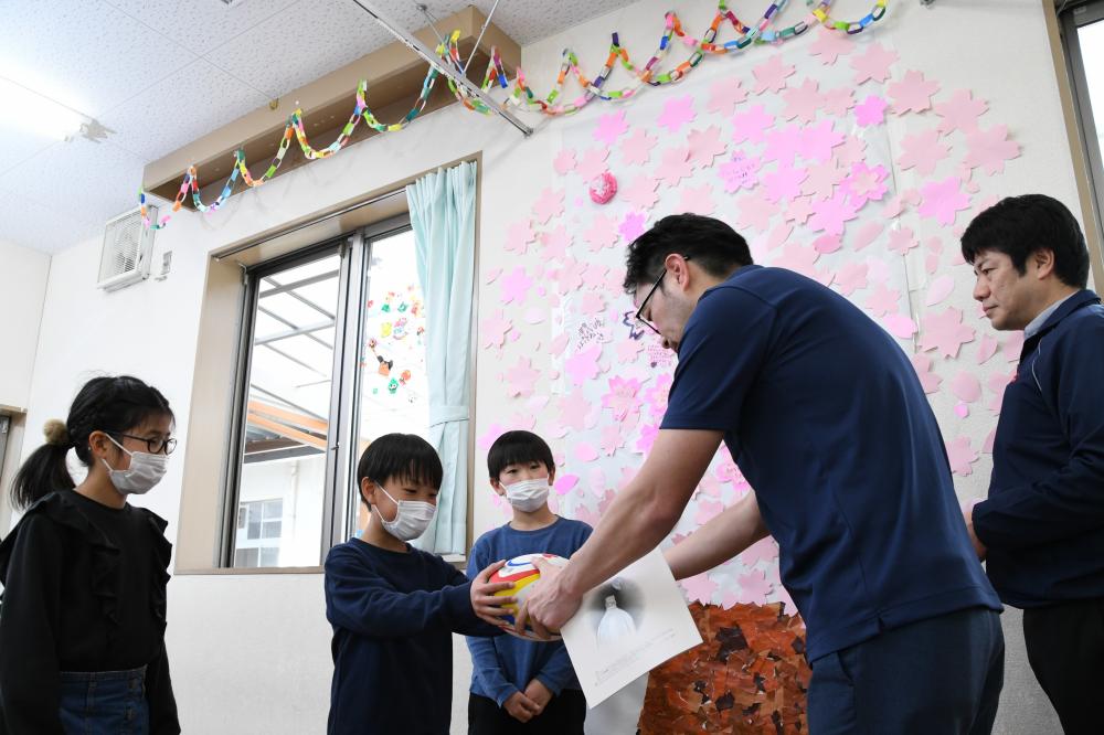 社長から授与される様子