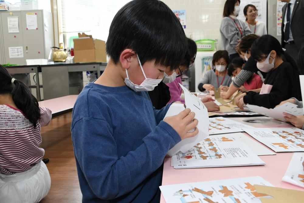 寄贈されたもので遊ぶ児童