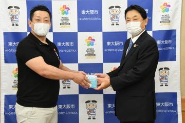 マスクの寄附収受に係る感謝状贈呈(新極真会大阪東部支部長　阪本様)の写真