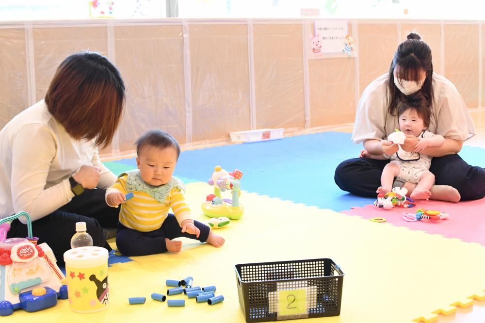 距離を保って遊ぶ親子