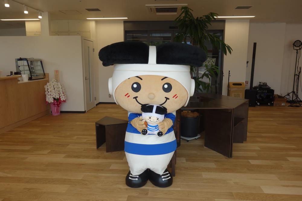 ひとつなぎカフェの店内にトライくん