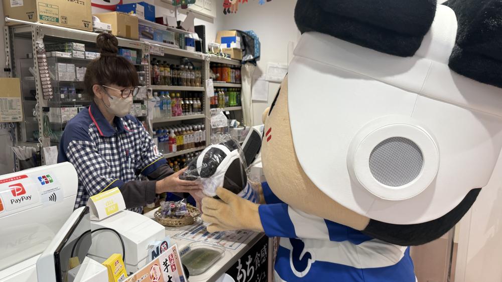 トライくんがヤマザキショップ東大阪店内にいる