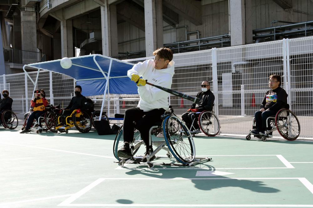 車いすソフトボールを行う糸井選手