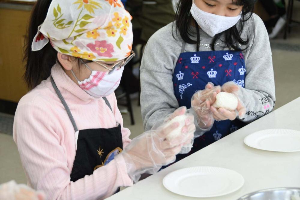 おにぎりをにぎる児童ら