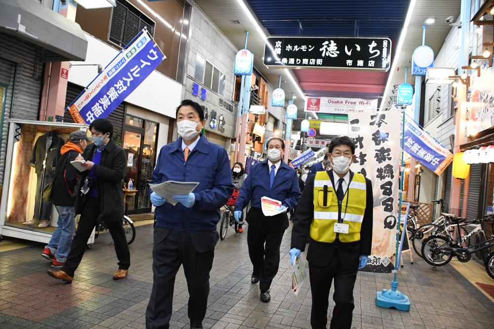 商店街を巡回する市長ら