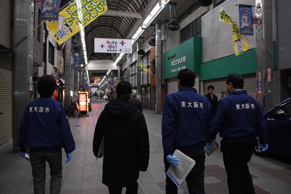 商店街を歩く様子