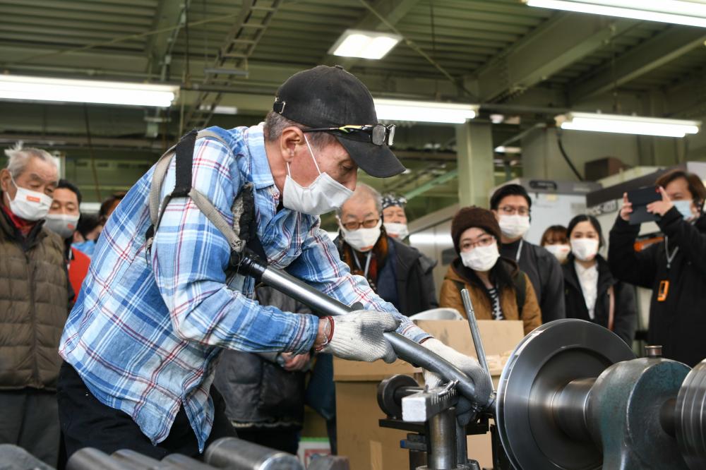 職人の技を見学する様子