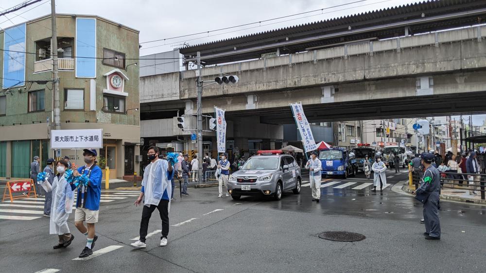 パレードの様子JR河内永和駅付近