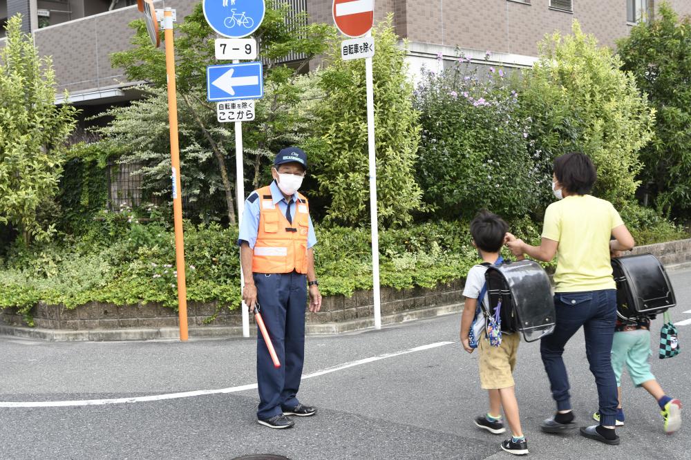 児童の登下校を見守る写真