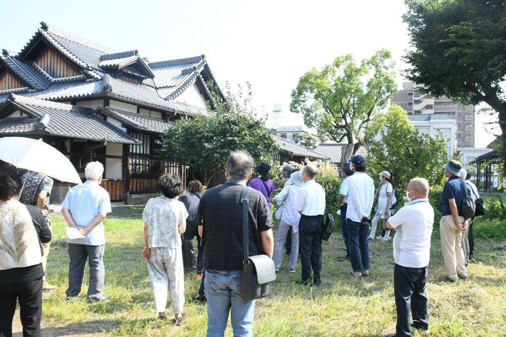 松田さんによる鴻池新田会所の紹介の様子