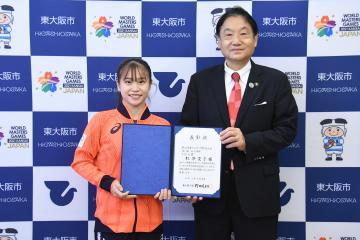 杉原愛子選手と市長の写真