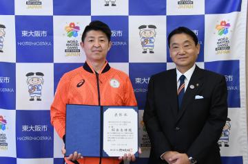 飯倉喜博選手と市長の写真