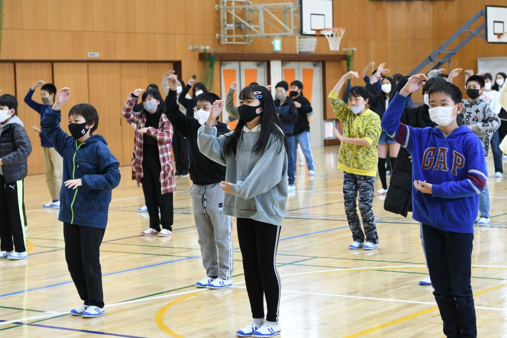 小学生のダンス練習の様子