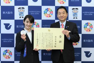 市長賞詞贈呈式(オリンピック空手女子形銀メダル　清水希容選手)