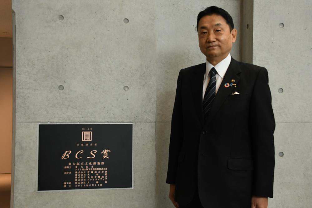 表彰プレートと市長