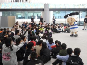 子どもたちと一緒に盛り上がる東大阪市マスコットキャラクター「トライくん」