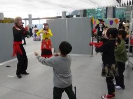 スペインの踊り「フラメンコ」を踊る子どもたち