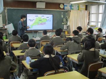 小学校での交流の様子