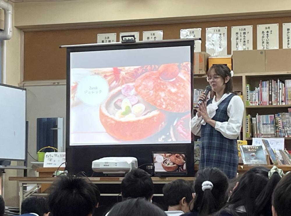 ポーランドのことについて子どもたちに話をするゲストティーチャー