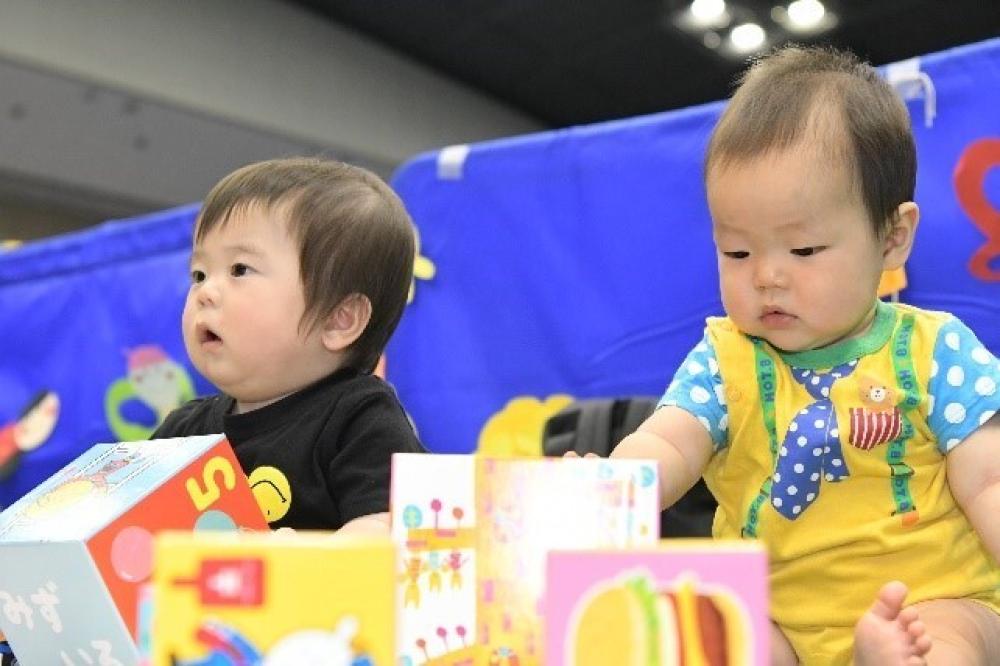 子どもが遊んでいる様子