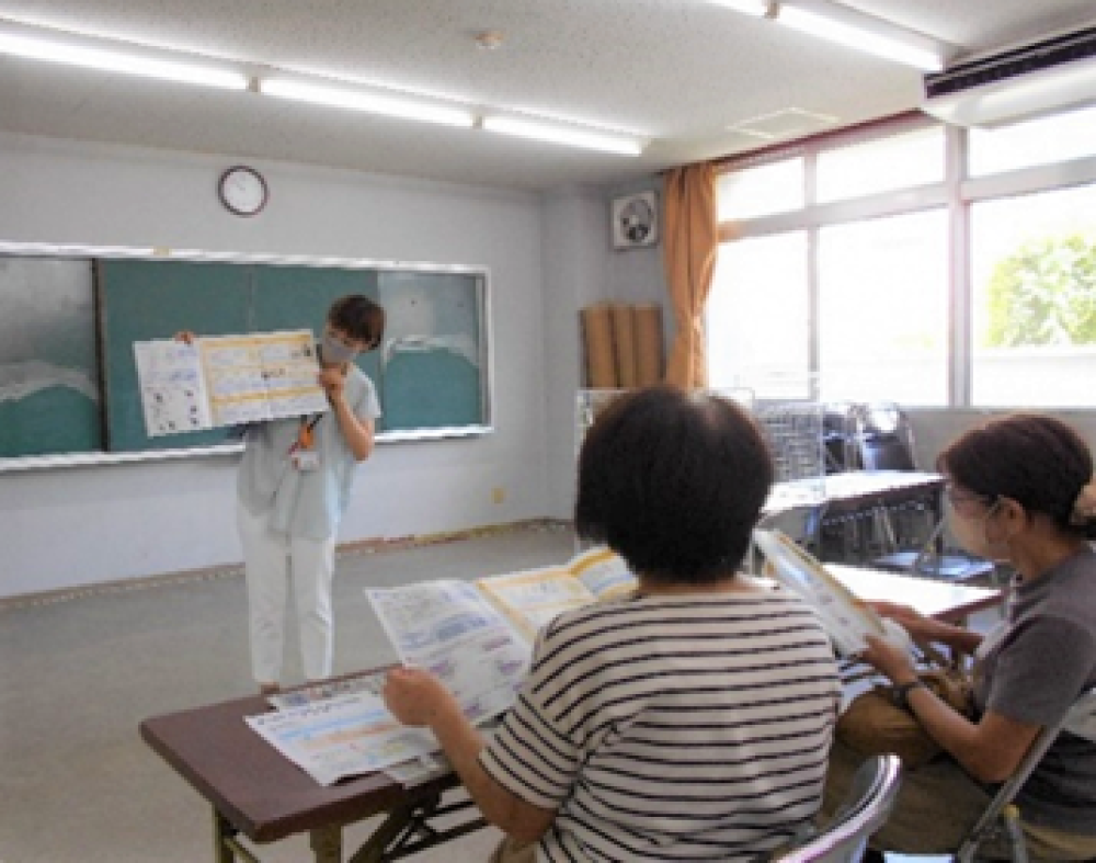 地域包括支援センターの認知症カフェでの講話の様子